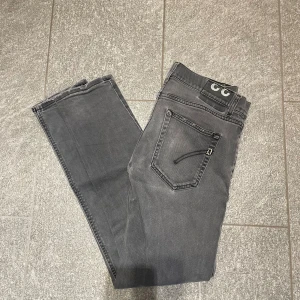 Dondup jeans - Mycket bra skick. Storlek 33. Mörka dondups.