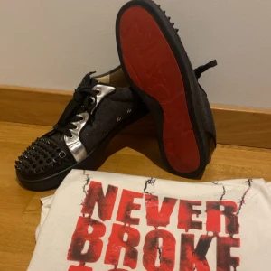 Christian Louboutin skor med spikar  - Säljer nu loubetins har tyvärr varken påse eller kvitto därmed de billiga priset men en unik modell som får dig sticka ut från mängden riktigt stiliga skor för dig som har stil✌🏽