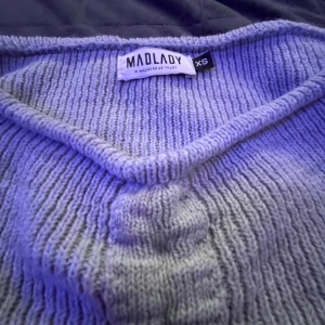Ljusgrå stickad tröja från Madlady XS - Superfin ljusgrå stickad tröja från Madlady i storlek XS. Tröjan har v-ringning, lång ärm och en snygg rynkdetalj framtill. Perfekt för lager-på-lager och passar till både jeans och kjol.