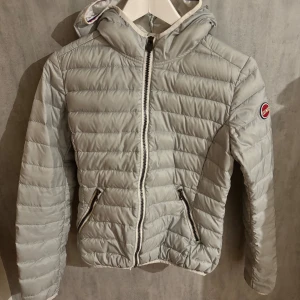 Vit pufferjacka från Colmar - Riktigt fräsch Colmar jacka perfekt till hösten i väldigt bra skick! Fungerar för både dam och herr. Storlek: XS (44) Skick: 9,5/10 Pris: 1099 (kan diskuteras) Kontakta vid frågor!