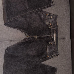  jeans svarta Levi's 501 - Klassiska svarta Levi's 501 jeans. i storlek W30 L32