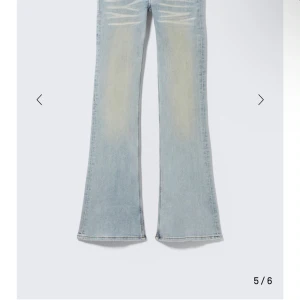 Jeans från cheap monday  - Säljer ett par ljusblå jeans med bootcut och låg midja. Tjata för att vara 30:34 priset går att diskutera använt jeans ca 2 gånger 
