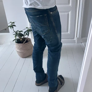 Diesel jeans Tepphar - snygga diesel jeans tepphar, W31 L32. Måtten är A: 42 cm B: 111 cm. Inga större defekter och dom är riktigt snygga! Modellen är 180,75 kg men har behövt vika upp jeansen 