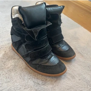 Isabell Marant skor - Isabell marant skor, ej säker på äktheten då de är köpta här på Plick, därav priset💗