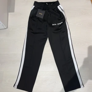 Svarta byxor  - Säljer nu mina svarta byxor då dem inte passade. Perfekta nu till hösten/vintern. Till gym eller annat. Priset är ej hugget i sten!✌🏽🙌🏻