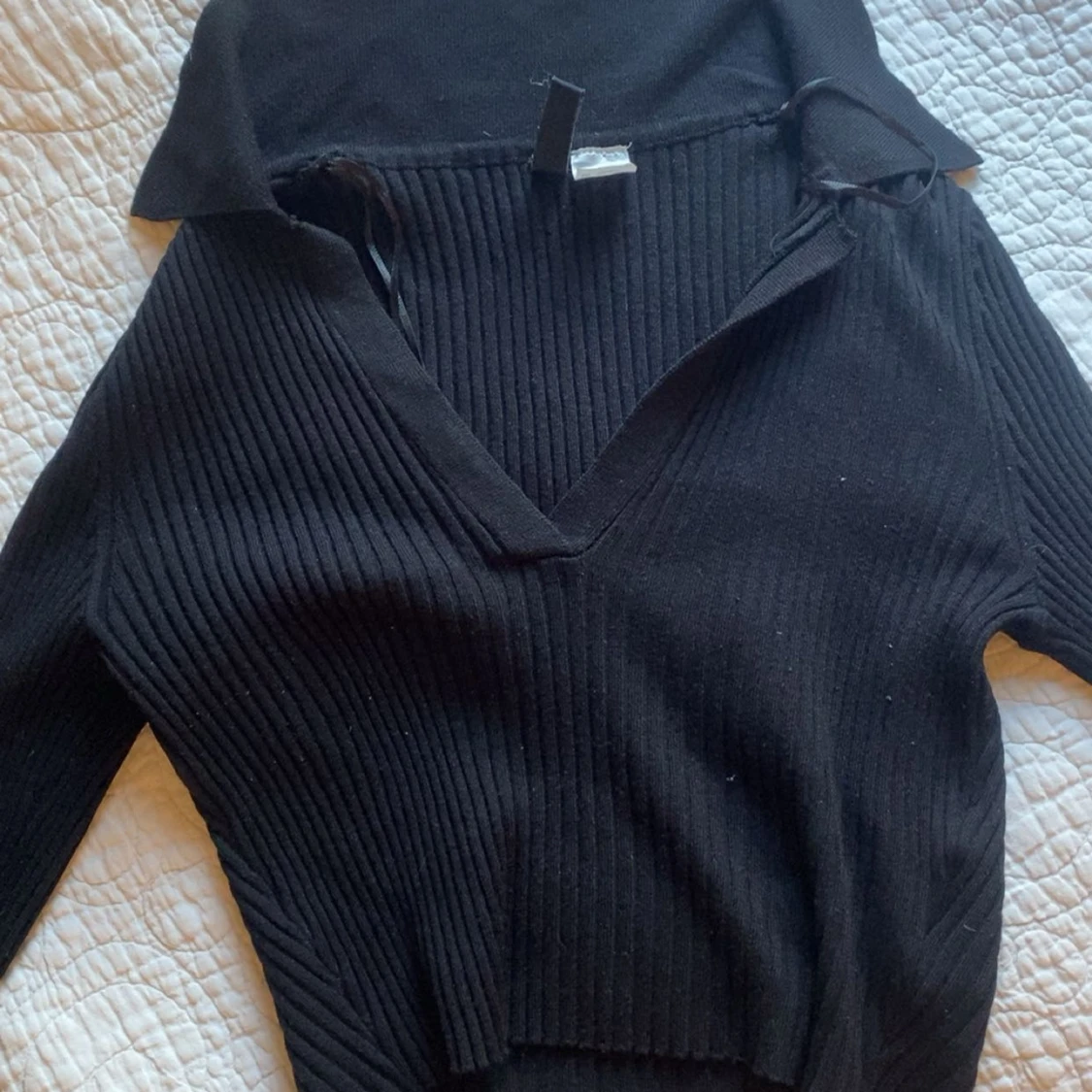 Svart croppad ribbad topp med v-ringning - 2