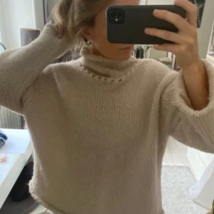 Snygg stickad tröja  - Jättesnygg och trendig stickad tröja från Zara, storlek M💗💗