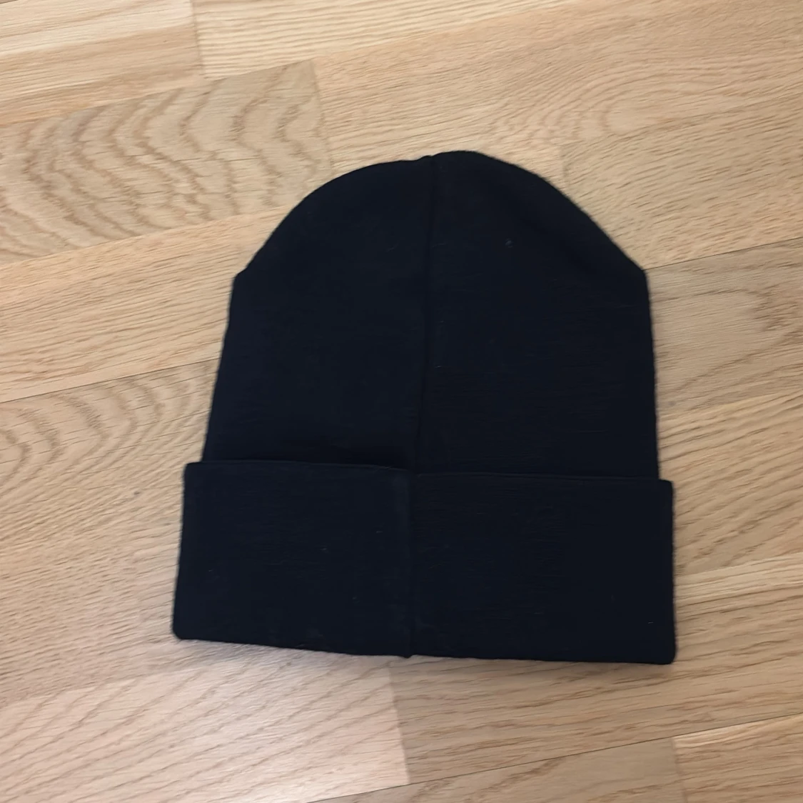 Svart DIF mössa med broderad logga - 1