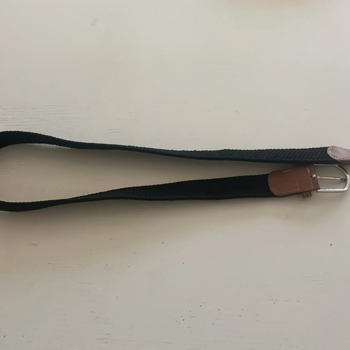 Svart flätat bälte med skinn-detaljer - 1