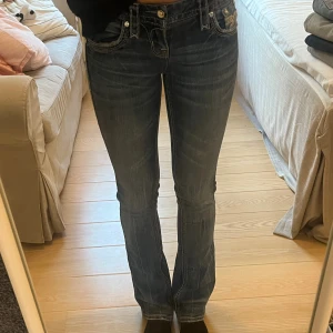 Rock Revival blå bootcut jeans, low waist  - Snygga blå jeans från Rock Revival. Jeansen är bootcut med låg midja i storlek 25! Köpta för 1399kr men säljer för 700kr, dom har prislappen kvar och är aldrig använda 