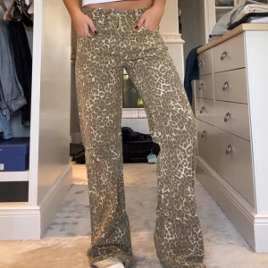 Leopardmönstrade jeans - Snygga jeans med leopardmönster. Färgen är beige med bruna och vita inslag i mönstret. 