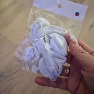 Blinkande Skosnören LED-lampor skosnöre med lampor  - Sätt lite färg på dina skor och bli kung eller prinsessa på dansgolvet med dessa blinkande skosnören!  Blinkande Skosnören är i vit färg och har inbyggda LED-lampor och batterier som när du aktiverar dem börjar blinka med starka färger. En förpackning innehåller 2 st skosnören som båda lyser. Perfekt och underhållande för barn eller dig själv 🤩