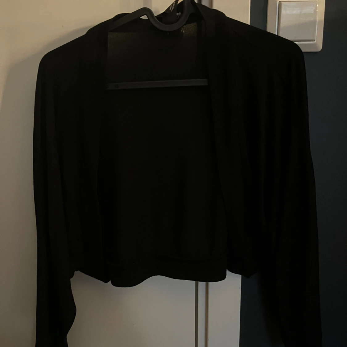 Svart croppad kofta med lång ärm - 1