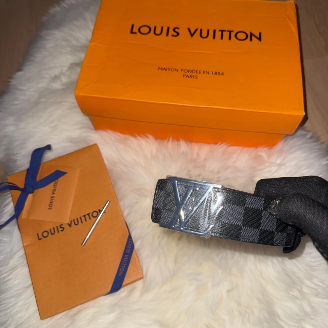 L och v svart rutig skinnbälte