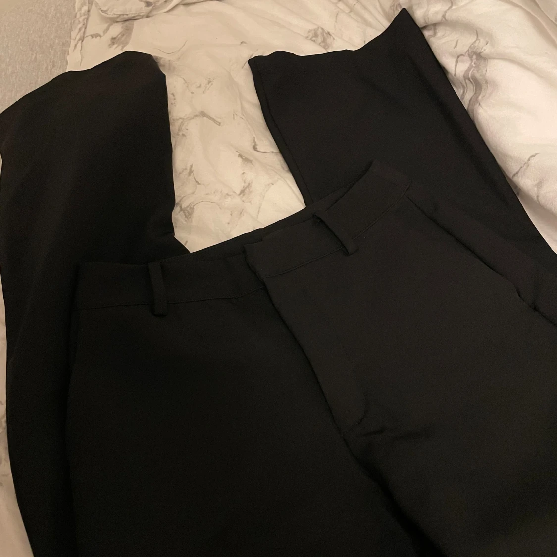 Svarta kostymbyxor från bikbok