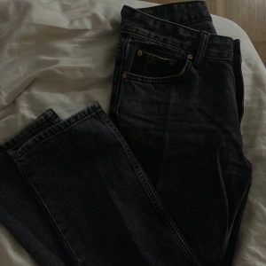 Svarta straight jeans från Perfect Jeans - Säljer ett par svarta jeans från Perfect Jeans i klassisk straight modell. Jeansen har fem fickor, bälteshällor och knappgylf. Materialet är robust denim och färgen är tvättad svart med en lätt vintagekänsla. Perfekta till sneakers eller boots.