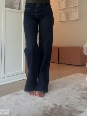 Mörkblå wide jeans med hög midja - Säljer ett par mörkblå jeans med hög midja och wide fit. Köpta för 699kr. Har kvitto kvar. Inga slitningar och inget tecken på avnvädning! Jag är 1,68 och bär XS/S för referens🩷 Skriv vid frågor! 