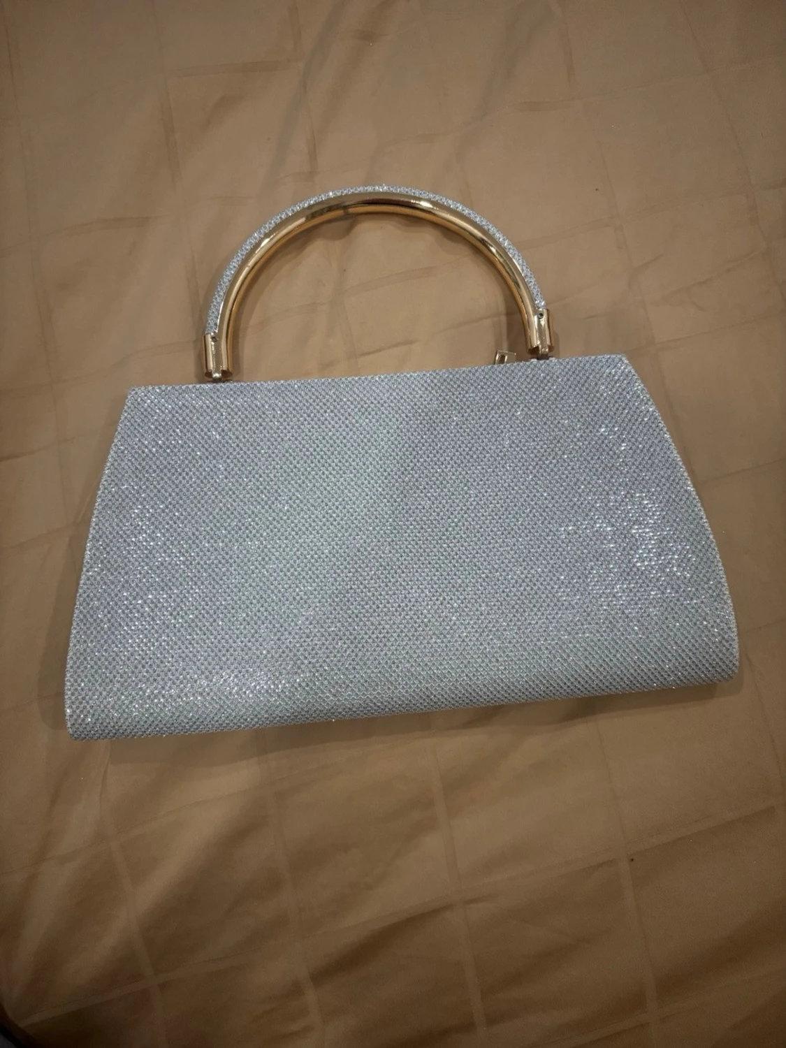 Glittrig silver kuvertväska med metallhandtag - 1