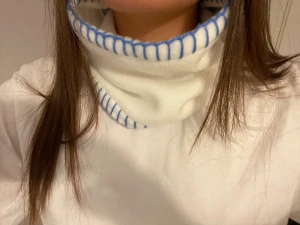 Vit buff med blåa stygn - Mjuk och unik fleecebuff med blåa stygn!