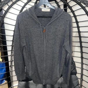 Kashmir hoddie - Tja! Säljer nu min snygga kashmir hoddie, sjukt skön tröja. Väldigt bra skick. Bara höra av er vid intresse! 🌟