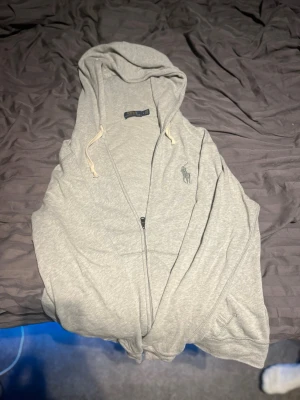 Polo rauplh lauren hoddie med zip - Tja säljer en grå polo zip, jätte fint skick i storlek M men sitter mer som M-S, kan gå ner i pris, skicka pm ifall du undrar nåt🙏