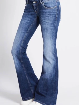 Blå bootcut jeans med låg midja - Säljer ett par klassiska blå bootcut jeans med snygg tvätt och låg midja. Jeansen har fem fickor, dragkedja och knapp framtill. Perfekta för dig som gillar en retro vibe och vill ha ett par jeans med lite utsvängda ben. Köpta för 400 använda 3 ggr