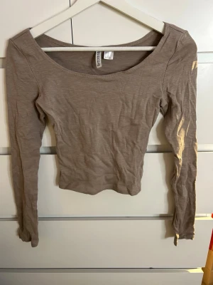Brun/beige tröja med u-ringning - Säljer en brun/beige tröja med u-ringning från H&M Divided. Den är i väldigt bra skick och använd fåtal gånger. Säljer då den inte längre passar mig. Kontakta för mer information eller prisförslag🤍
