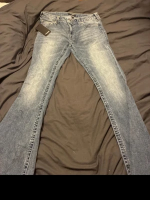 True Religion blå bootcut jeans, stl 30 - Kan sänka til 700.Säljer ett par blå jeans från True Religion med klassiska kontrastsömmar och ikoniska bakfickor. Modellen har bootcut-ben och normal passform. Jeansen har en snygg tvättad look och är tillverkade i slitstarkt bomullsmaterial. Märkeslapp bak och originaltag kvar. Säljer även dom på vinted.