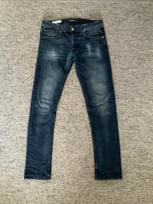 Replay Grover jeans  - Säljer ett par snygga Replay Grover jeans i mörkblå tvätt, bra skick, inga defekter storlek:w30 L 32. Bara att skriva vid frågor!