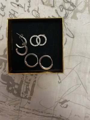 Örhängen  -  Olika örhängen i silver 25kr för alla 