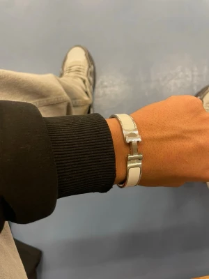 H ARMBAND - Ett läckert H armband. Funkar för både tjej och kille. Armbandet är helt nytt. Priset kan diskuteras.