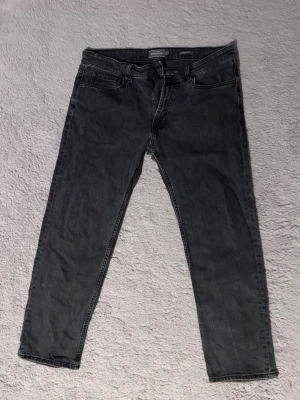 Svarta regular fit jeans från Dressmann - Säljer ett par svarta jeans från Dressmann i regular fit i storlek 36/30. Inga skador och inga märke fint skick 😊