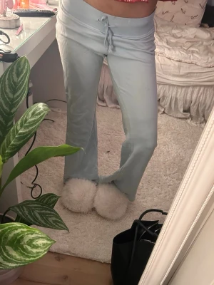 Ljusblå mjukisbyxor från Junkyard - Supersköna ljusblå mjukisbyxor från Junkyard i storlek S. Byxorna är midwaist med bootcut. Tillverkade i mjukt bomullsmaterial och har en loose passform. Perfekta för chill dagar hemma eller när du vill vara bekväm.