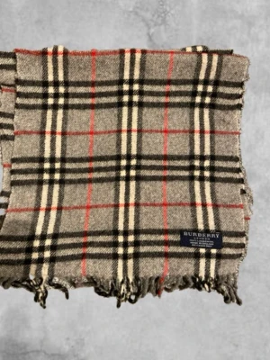 Grå burberry scarf - Säljer nu en grå burberry scarf. Bara att kontakta för fler frågor!