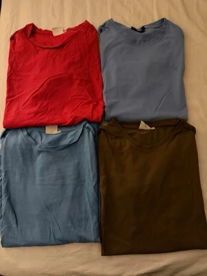  Boomerang t-shirts i olika färger - Säljer fyra stilrena t-shirts från Boomerang i storlek S. Färgerna är röd, två olika blå och en brun. Alla har rund hals och diskret broderad logga på bröstet. Perfekt för dig som gillar enkel och clean stil. Priset är för alla 4 st men om man vill bara ha en, så hör av er 💕🤗
