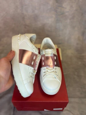 Valentino Opens | Dam 37,5 - Säljer dessa otroligt fina valentino open skorna till damer. Skicket är mycket bra. Storlek 37,5 | Boxen + Dustbag tillkommer vid köp! Skriv vid minsta lilla intresse ⭐️