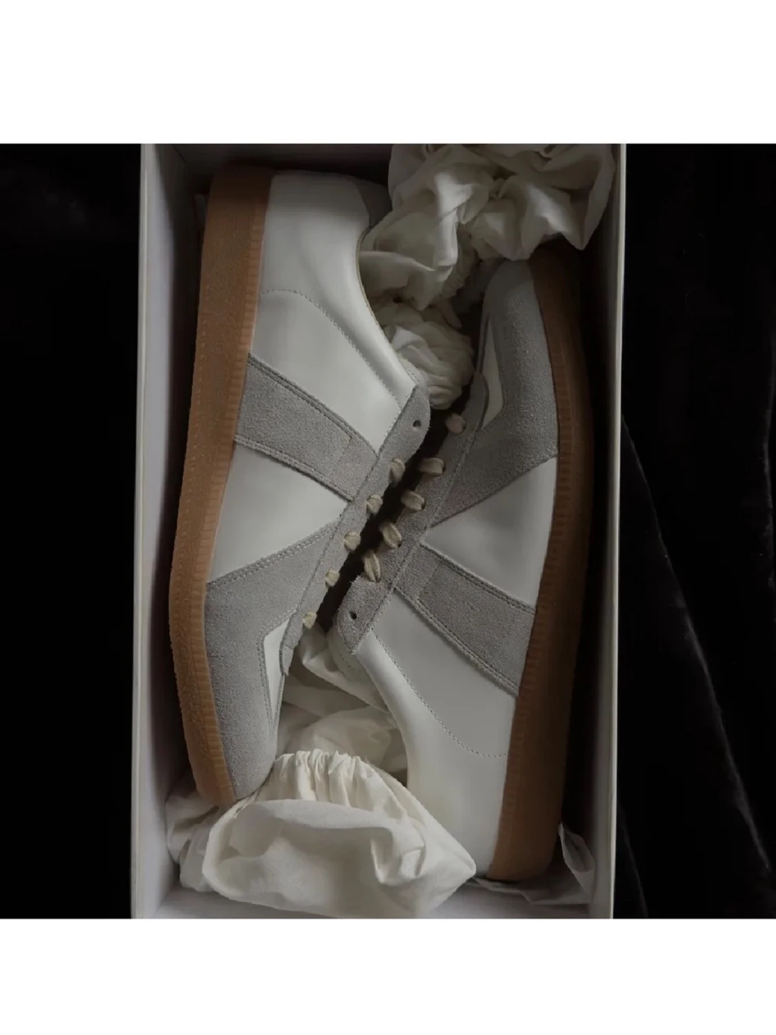 Vita och grå sneakers med mockadetaljer - 2