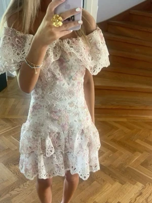 Trendig klänning  - Intressekoll!! Så fin klänning från Fetche Suances, storlek S❤️ skicka rimliga prisförslag!! Bud på 1500 