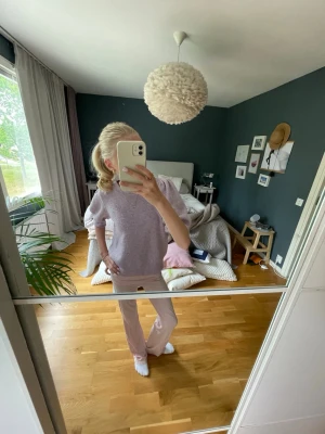Ljuslila rosa stickad tröja  - Superfin ljuslila rosa stickad tröja med puffiga ärmar från Vero Moda. Använd 3 gånger i storlek xs. Jätte mjuk och gosig och nypriset är 400kr ❣️❣️