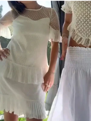 Student klänning  - Super fin vit klänning, perfekt till studenten eller andra festligheter 🤍 använd 1 gång och är i storlek xs/s