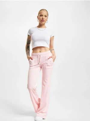 Ljusrosa juicy couture byxor - Säljer ett par ljusrosa mjukisbyxor med bred resår i midjan och snörning framtill. Byxorna har raka ben, stora fickor fram och bak med lock och knappdetaljer. Mjukt material som känns riktigt skönt mot huden.