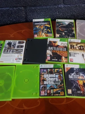 Xbox 360 Spelpaket (flera titlar) - Stort paket med Xbox 360-spel, inklusive populära titlar som Grand Theft Auto V, Battlefield, Crackdown 2, Lost Planet 2, FIFA 15 m.fl. Skivor och fodral i varierande skick, vissa fodral saknas. Perfekt för samlare eller spelentusiaster. Funkar perfekt och kom för mer info om vad som finns runt i spelen kostar 70 kr per cd.