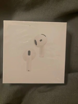 AirPods 4 with Active Noise Cancellation - Helt nya Apple AirPods 4 med aktiv brusreducering. Levereras i oöppnad originalförpackning. Trådlösa hörlurar med laddningsetui, kompatibla med USB-C, Apple Watch och Qi-certifierade laddare. Perfekt för musik, samtal och vardagsbruk.