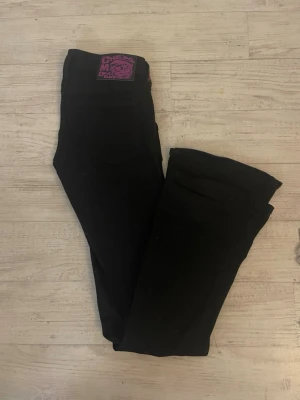 Cheap Monday Jeans - !TRYCK EJ PÅ KÖP NU! !INTRESSEKOLL! low waist bootcut jeans från cheap monday😇 Köpta av min kompis då hon inte kunna ha dem. Använda 1 gång. Ge ett bud privat. Originalpris 400kr Strl. 28/32. Kan bytas mot ett par likadana ljusblåa i ungefär samma storlek!😇