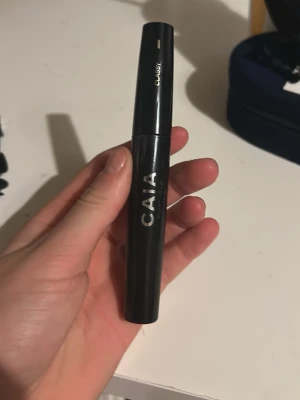 CAIA Classy Mascara svart - Säljer en CAIA Classy Mascara i svart. Snygg och stilren tub i svart plast med silvrig text. Perfekt för att få fylliga och definierade fransar. Enkel att applicera med klassisk borste och passar till alla tillfällen.