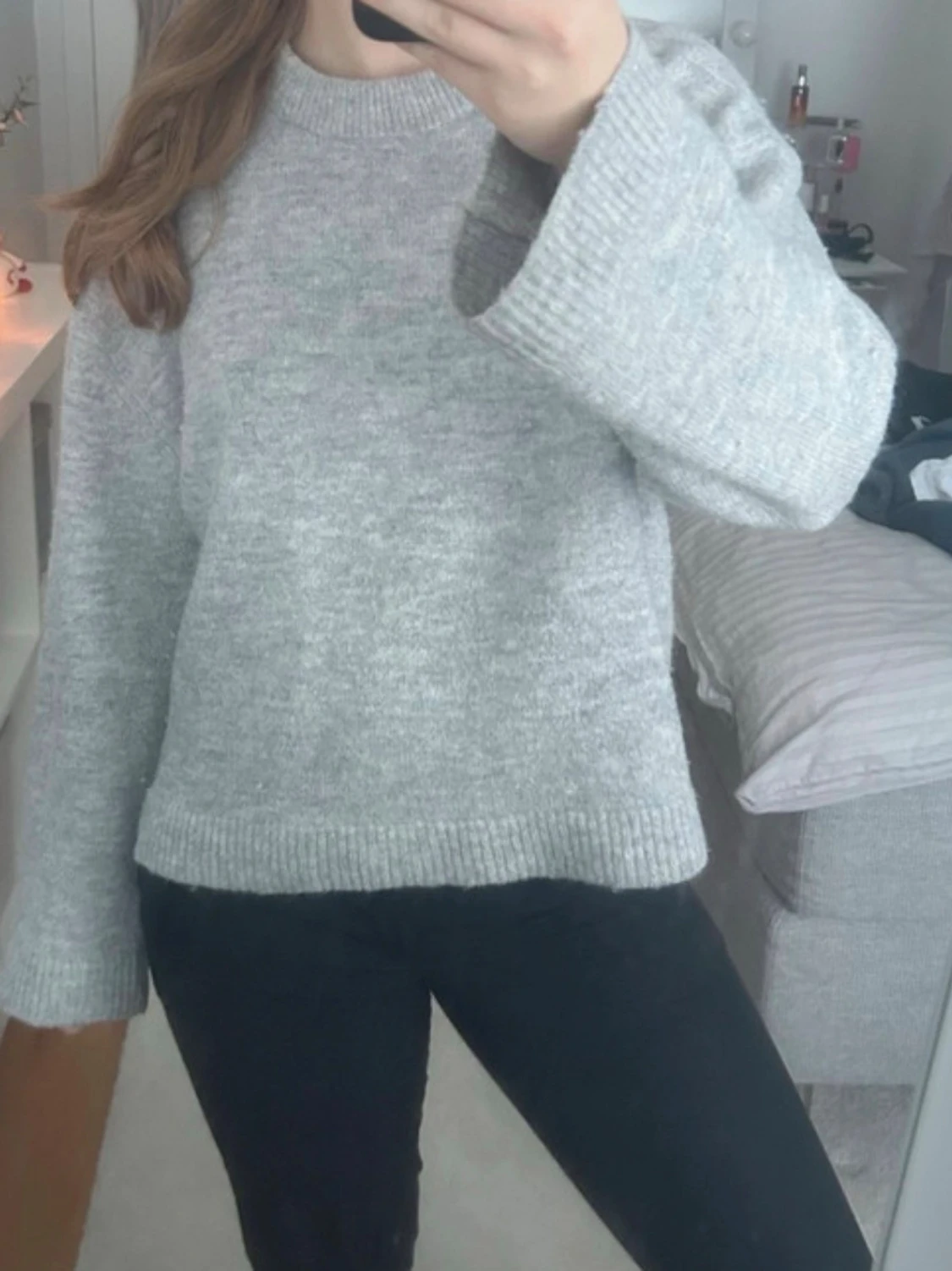 Grå stickad tröja