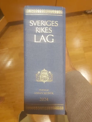 Sveriges Rikes Lag 2024 - Den klassiska blå lagboken – perfekt för dig som pluggar juridik eller vill ha koll på Sveriges lagar. Utgåva 2024, utgiven av Johan Munck. En oumbärlig resurs för studier, debatter och vardagsliv!