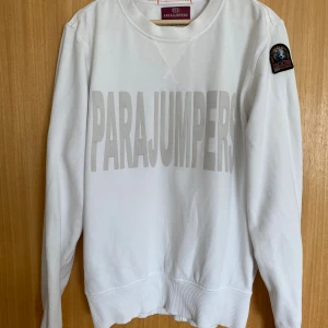 Äkta Parajumpers Para Jumpers PJS Parajumper Fleece Tröja Sweather Sweatshirt Shirt Caleb - ***ÄKTA OCH ORIGINAL***  Hej!  Säljes: Parajumpers Fleeecetröja   Skick: Bra   Färg: Vit  Strl: Large  Info: Inköpt i Sverige.  Produktinfo: Äkta och verifierad på Certiligo med insydd QR kod i tröjan.  Normal passform. Långärmad. Rund halsring. Ribbad mudd kring ärmslut och fåll. Tryckt logga över bröstet. Patch på vänster ärm.