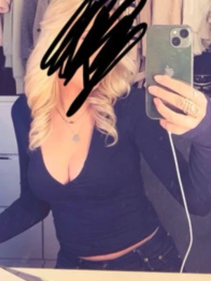 Marinblå långärmad v-ringad topp - Säljer en marinblå långärmad topp med djup v-ringning och figurnära passform. Toppen är croppad och har en stilren design utan synliga detaljer eller mönster. Perfekt att matcha med jeans eller kjol för en snygg look. Har ett hål vid handen där tummen kan vara 💕