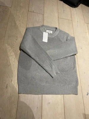 Maison margiela tröja  - Tja säljer denna Maison Margirla tröja till super pris. Tröjan är i nyskick och har aldrig blivit använd. Ny pris är runt 6000 men mitt pris är att endast 1249! Sjukt fet tröja och den passar till allt. Bara att fråga om ni har frågor, pris är diskuterbart och snabba svar och snabb frakt lovas✅